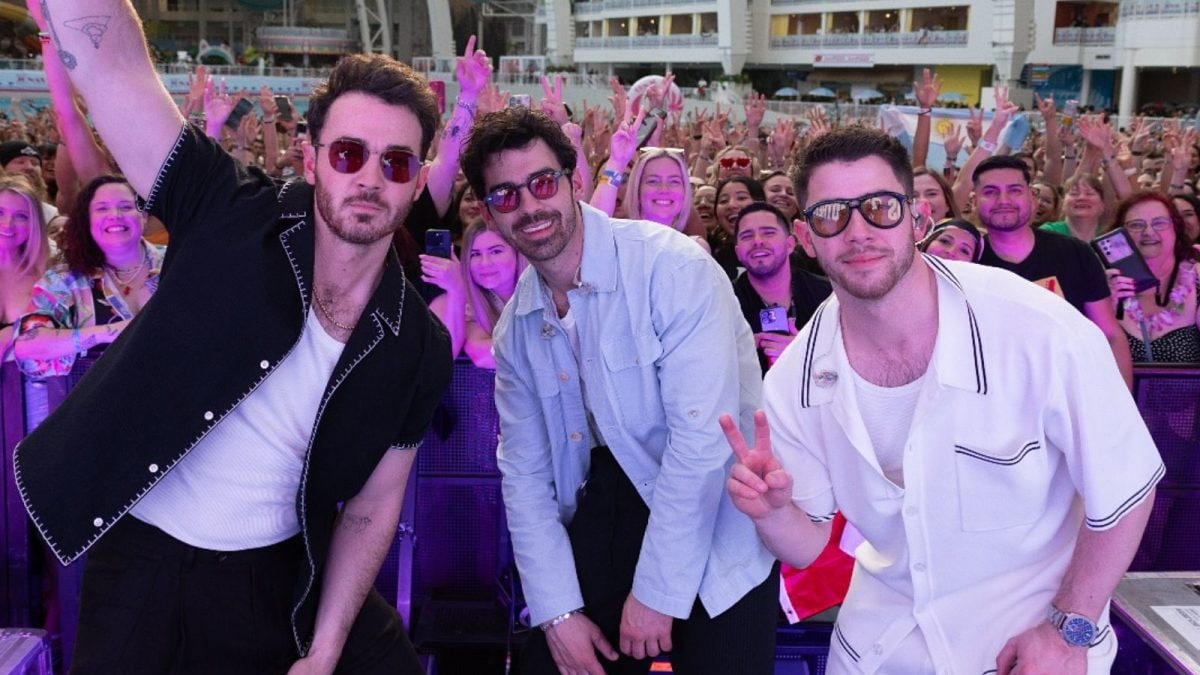 Fans Celebrating #JonasCon