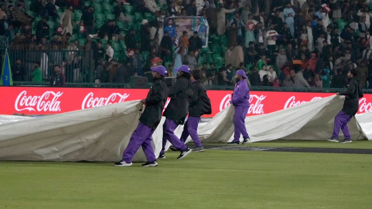 Pakistan Ground Staff Slips On Flooded Gaddafi Stadium, Video Goes ...