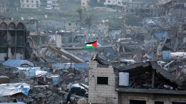 A Palestinian flag flutters amid the ruins of buildings in Beit Lahia in the northern Gaza Strip. (AFP photo)