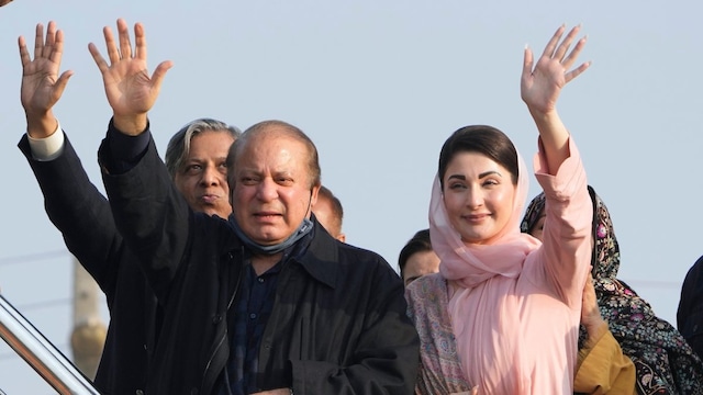 Pakistan's former Prime Minister Nawaz Sharif, center, and his daughter Maryam Nawaz, right. (AP file photo)