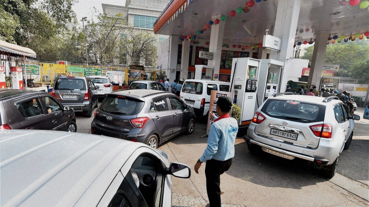 Is Your Car Too Old For Delhi Roads? Fuel Ban On EoL Vehicles Begins Today | Auto News