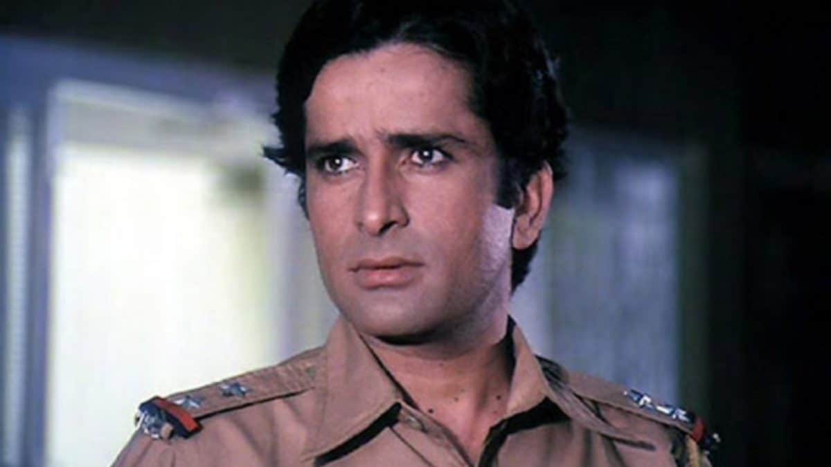 Emotional Shashi Kapoor Touches Shammi Kapoor’s Feet Before Accepting Award | Viral
