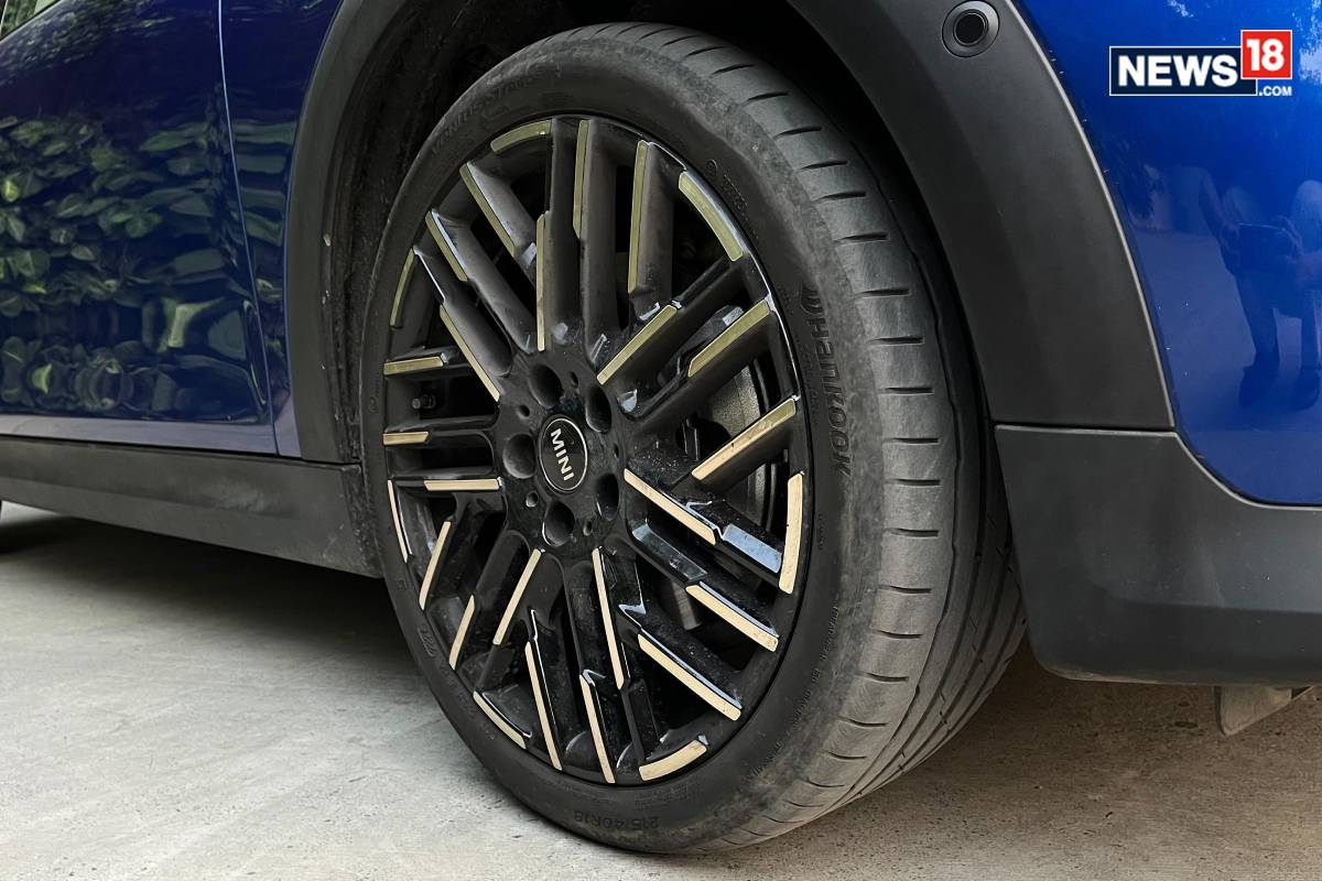 MINI Cooper S. (Photo: Shahrukh Shah/ News18) MINI Cooper S. (Photo: Shahrukh Shah/ News18)