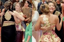 Malaika Arora Rushes To Hug Kajol At Mumbai Event, Fans Rejoice; Watch The Viral Moment Here Malaika Arora Rushes To Hug Kajol At Mumbai Event, Fans Rejoice; Watch The Viral Moment Here