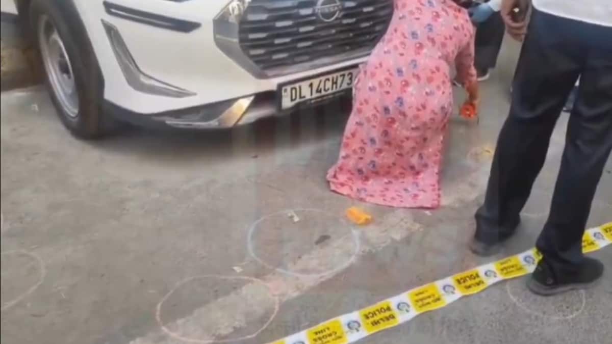 Gunmen Fire At Car In Delhi’s Trilokpuri, Set It Ablaze, Leave Threat Message: ‘Pay Up Or…’ Gunmen Fire At Car In Delhi’s Trilokpuri, Set It Ablaze, Leave Threat Message: ‘Pay Up Or…’