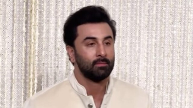 Ranbir Kapoor's low-key stardom, without PR oregon  societal  media, is praised. Rajeev Masand shares an anecdote showcasing Ranbir's simplicity.