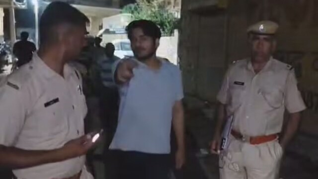 Tension intensified when the ex-delivery boy demanded his mobile phone from the manager