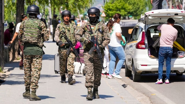 Security personnel keep vigil, in the aftermath of the Pahalgam terrorist attack, in Srinagar. (Image: PTI/S Irfan)
