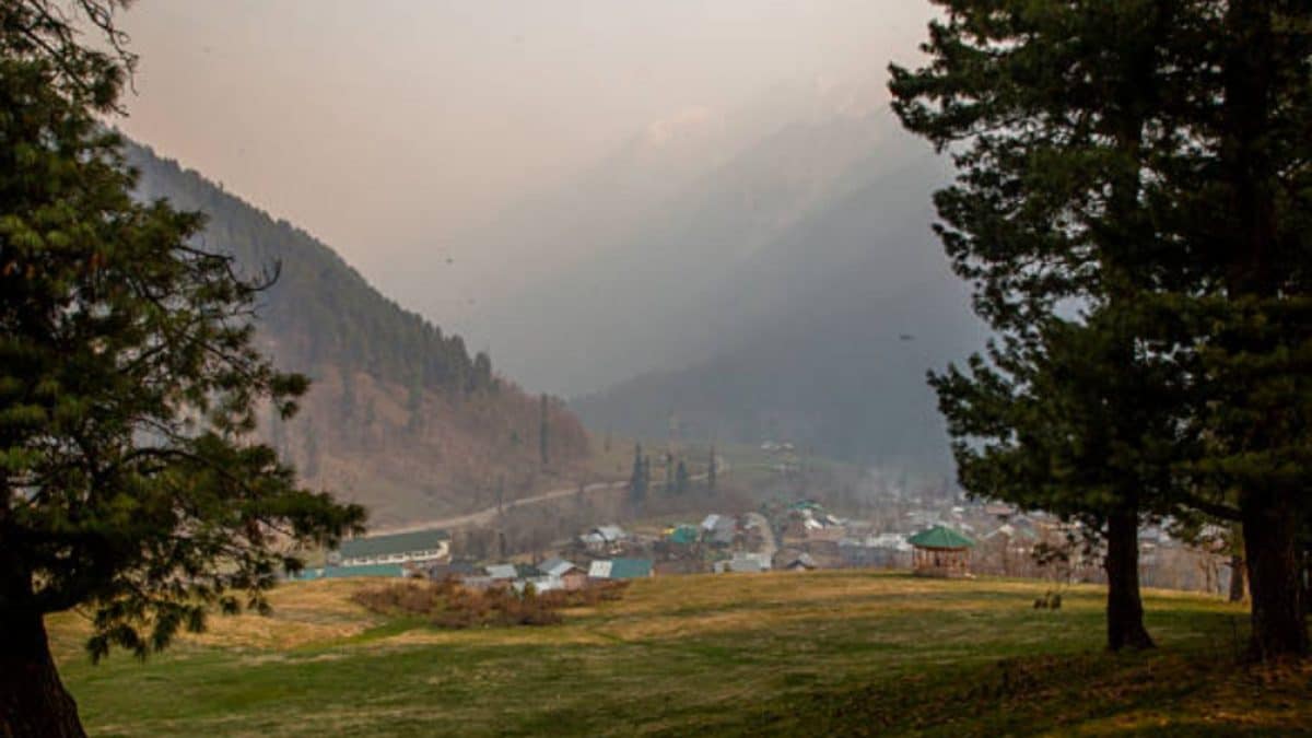 Rajasthan Collector Faces Heat After ‘Urgent Leave' Turns Into Kashmir Getaway