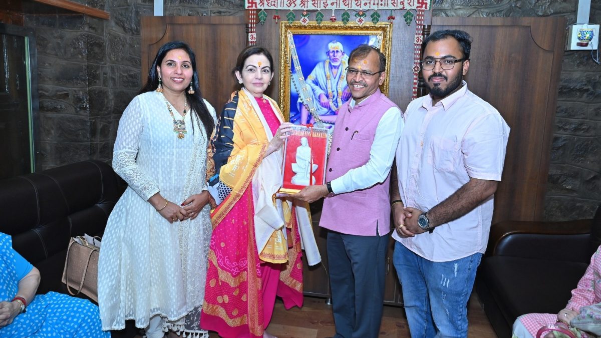 Nita Ambani Visits Shirdi Sai Baba Temple With Her Mother | Video Nita Ambani Visits Shirdi Sai Baba Temple With Her Mother | Video
