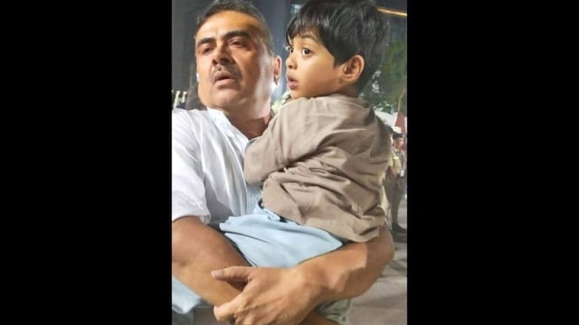 Suvendu Adhikari with Bitan’s three-and-a-half-year-old son in his arms. (News18)