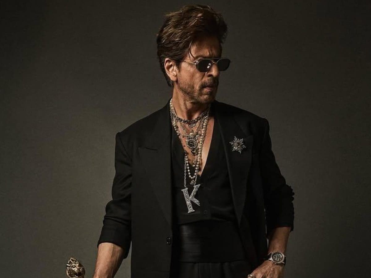 SRK Rocks Huge 'K' Pendant, Black Suit By Sabyasachi In Met Gala 2025 Grand  Debut | Lifestyle News - News18