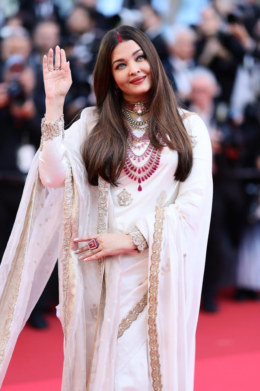 Aishwarya Rai Bachchan Reigns Cannes In Manish Malhotra Handwoven Saree - News18 3 1000199714 2025 05 3e8133d2b2af4b4517ba61ad2602ffc7
