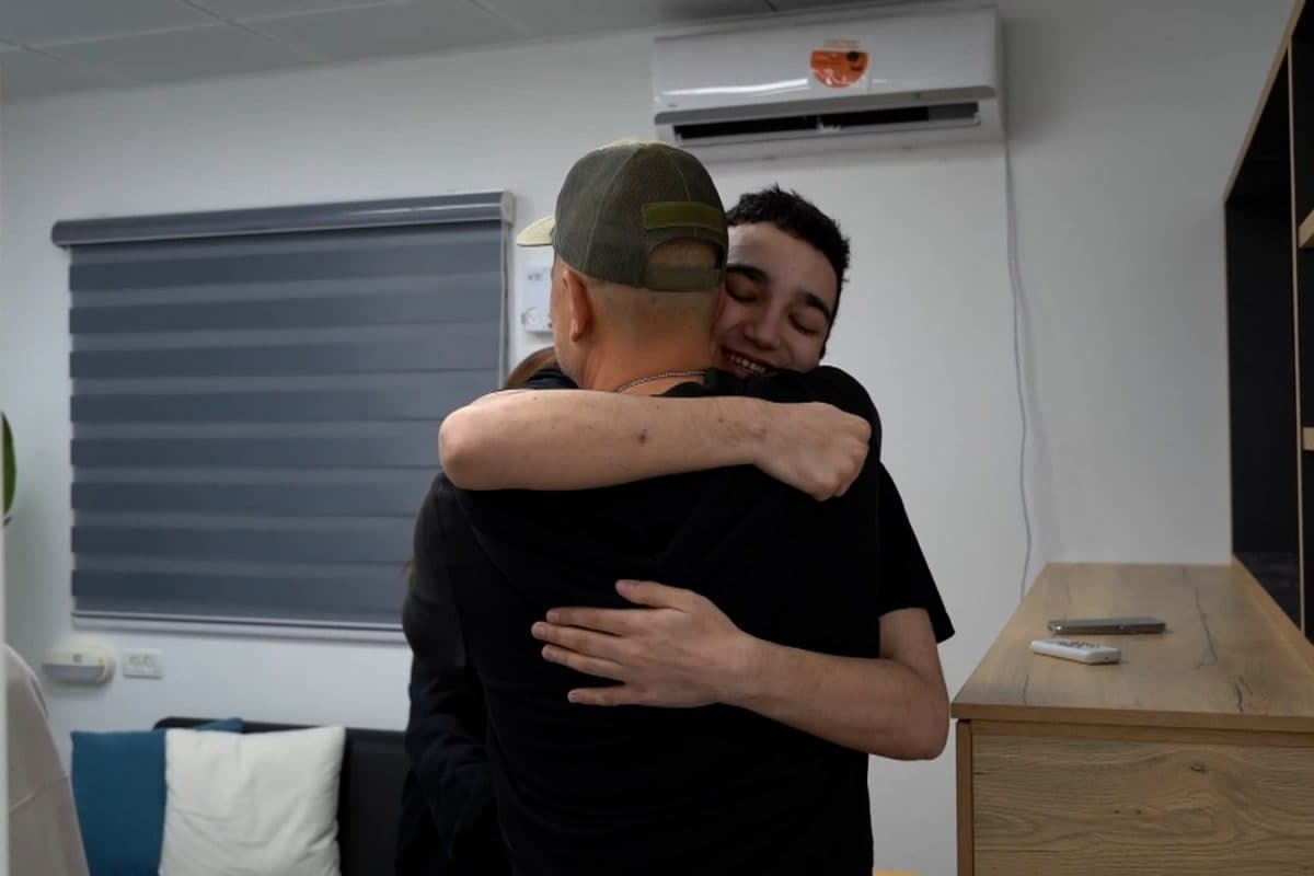 Hostage Edan Alexander Comes Out Of Hamas Captivity Donning US And Israel Flags | Video