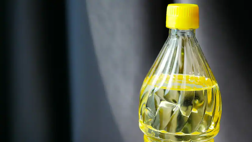 Most companies claim their oils are good for health and offer several benefits. However, recent research is sounding alarm bells. Let’s take a look at five cooking oils you should avoid or limit in your diet. (News18 Telugu) Most companies claim their oils are good for health and offer several benefits. However, recent research is sounding alarm bells. Let’s take a look at five cooking oils you should avoid or limit in your diet. (News18 Telugu)