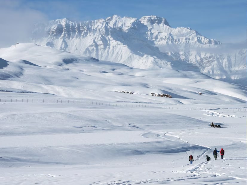 Spiti Valley: Located in Himachal Pradesh, Spiti Valley remains snow-covered not just in May-June, but throughout the year. However, May and June are relatively milder months, making it accessible to tourists. Found in the Lahaul and Spiti district, the valley often experiences snowfall even during these months. If luck is on your side, you might see snowflakes falling. The snow-laden mountains, Buddhist monasteries, and serene atmosphere offer a unique experience. (News18 Gujarati) Spiti Valley: Located in Himachal Pradesh, Spiti Valley remains snow-covered not just in May-June, but throughout the year. However, May and June are relatively milder months, making it accessible to tourists. Found in the Lahaul and Spiti district, the valley often experiences snowfall even during these months. If luck is on your side, you might see snowflakes falling. The snow-laden mountains, Buddhist monasteries, and serene atmosphere offer a unique experience. (News18 Gujarati)
