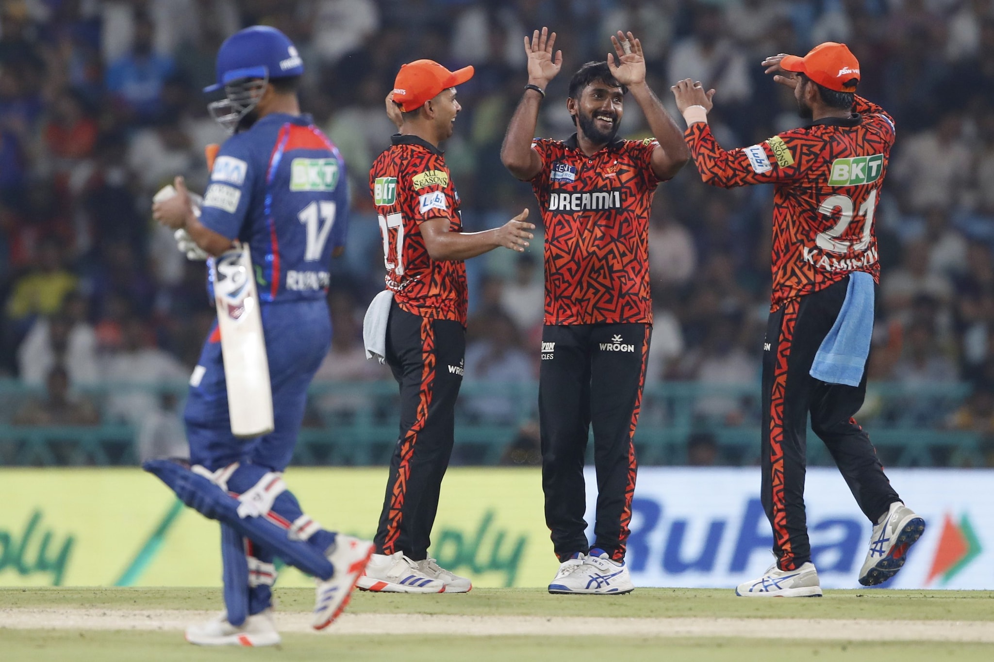 Eshan Malinga managed to take a fine catch off his bowling to dismiss the LSG skipper. (Image: AP)