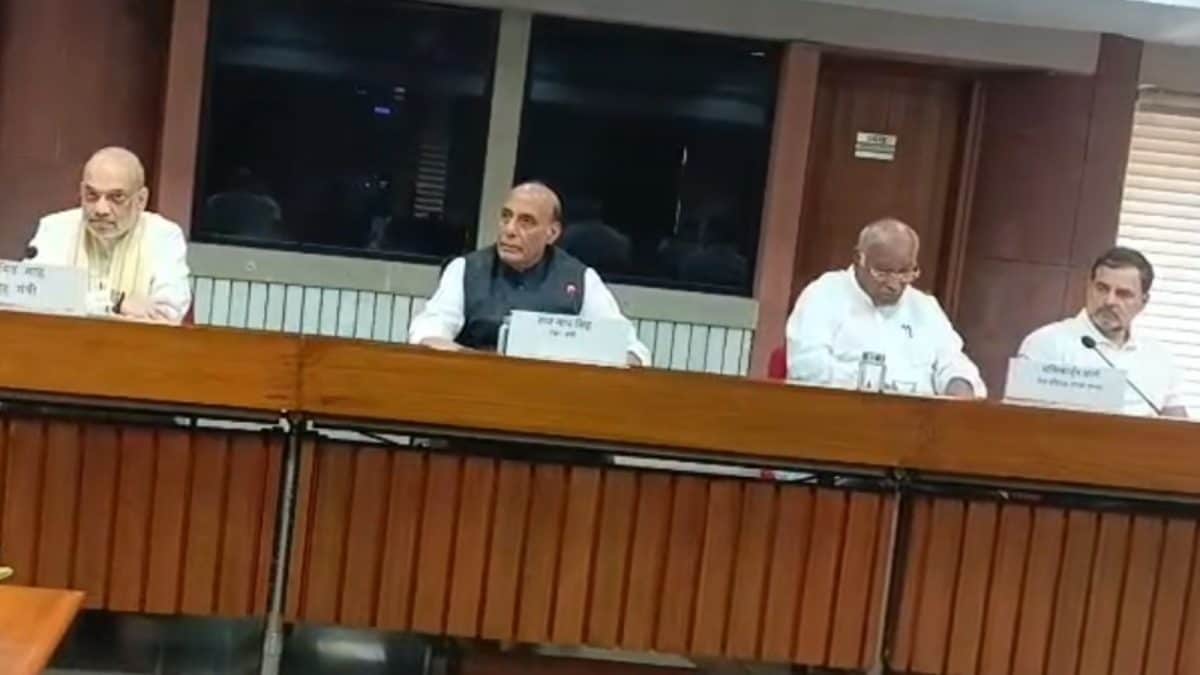 ओपी सिंदूर में सभी तृतीय-पक्ष बैठकों में राजनाथ कुर्सियों के रूप में प्रधान मंत्रियों की कमी पर हर्गे सवाल