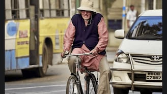 The comedy-drama Piku, released in 2015, featured Amitabh Bachchan, Irrfan Khan, and Deepika Padukone in lead roles. (News18 Hindi) The comedy-drama Piku, released in 2015, featured Amitabh Bachchan, Irrfan Khan, and Deepika Padukone in lead roles. (News18 Hindi)