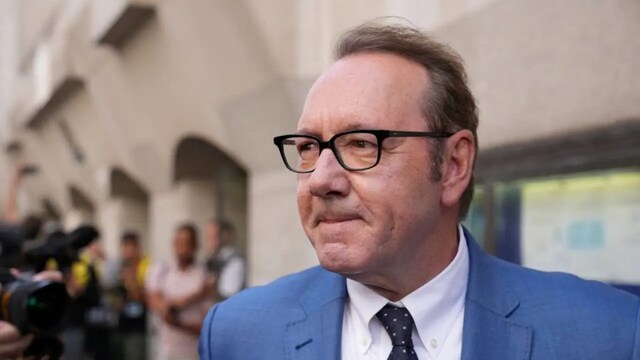 Kevin Spacey receives Lifetime Achievement Award.

