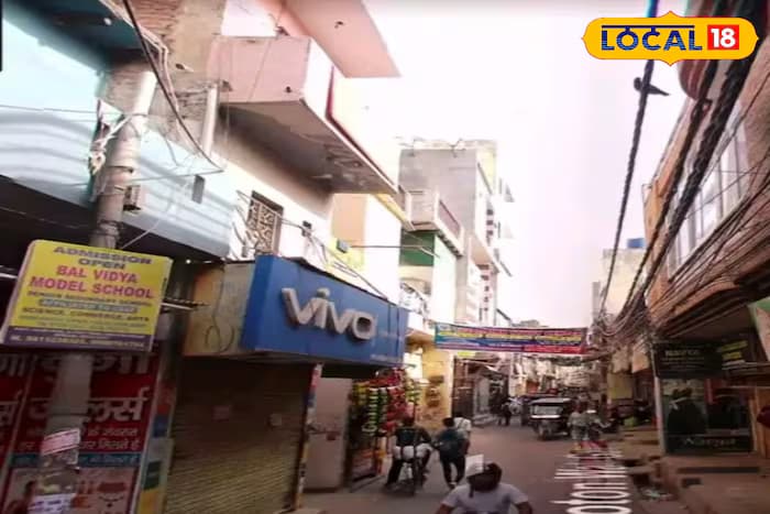 Bhooton Wali Gali: Years ago, this area was filled with fields. After a day of labour, workers would return home with their faces covered in mud, appearing ghost-like in the fading light. Over time, this led to the name Bhooton Wali Gali. The 700-metre street begins under the Nangloi flyover on Rohtak Road and leads to the cremation ground. It is also listed on Google Street View as Bhooton Wali Gali. (Local18)