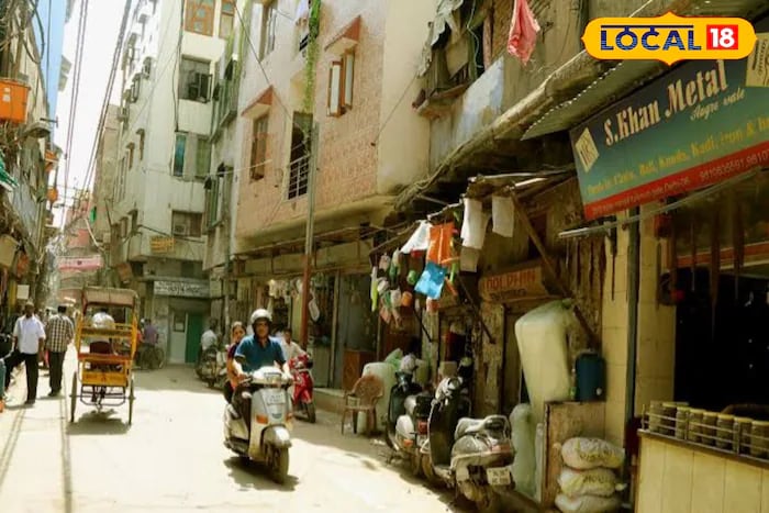 Bulbuli Khana: This street is home to many stories. It is said that three bulbuls (songbirds) once lived here, which is how it came to be known as Bulbuli Khana. While bulbuls are no longer found here, the residents remain bird enthusiasts. You’ll often see flocks of pigeons on the rooftops. (Local18) Bulbuli Khana: This street is home to many stories. It is said that three bulbuls (songbirds) once lived here, which is how it came to be known as Bulbuli Khana. While bulbuls are no longer found here, the residents remain bird enthusiasts. You’ll often see flocks of pigeons on the rooftops. (Local18)