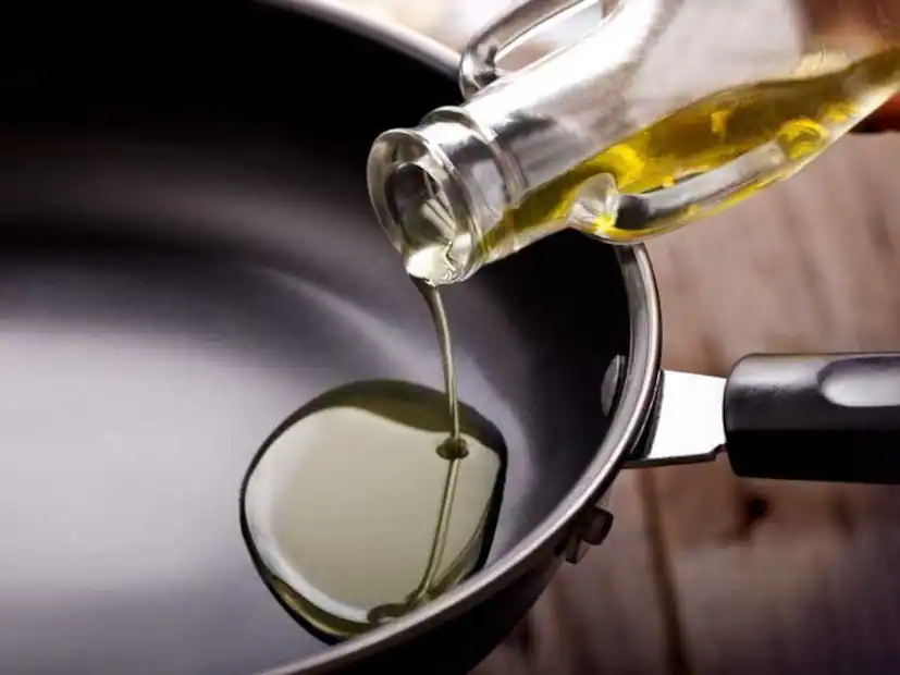 Palm oil, largely grown in Africa, is another concern. It contains up to 50% saturated fat, which can increase levels of low-density lipoprotein (LDL), the bad cholesterol. Studies also suggest that heating palm oil may cause inflammation in the body .It also produces oxidised compounds that can weaken the walls of blood vessels. (News18 Telugu) Palm oil, largely grown in Africa, is another concern. It contains up to 50% saturated fat, which can increase levels of low-density lipoprotein (LDL), the bad cholesterol. Studies also suggest that heating palm oil may cause inflammation in the body .It also produces oxidised compounds that can weaken the walls of blood vessels. (News18 Telugu)