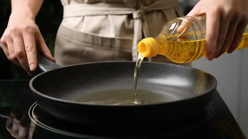 Corn oil is also harmful to heart health. It contains high levels of omega-6 polyunsaturated fats. While these fats are essential in small amounts, overconsumption may cause chronic inflammation and heighten the risk of heart attacks. Refined corn oil may also contain harmful compounds associated with cardiovascular problems. (News18 Telugu) Corn oil is also harmful to heart health. It contains high levels of omega-6 polyunsaturated fats. While these fats are essential in small amounts, overconsumption may cause chronic inflammation and heighten the risk of heart attacks. Refined corn oil may also contain harmful compounds associated with cardiovascular problems. (News18 Telugu)