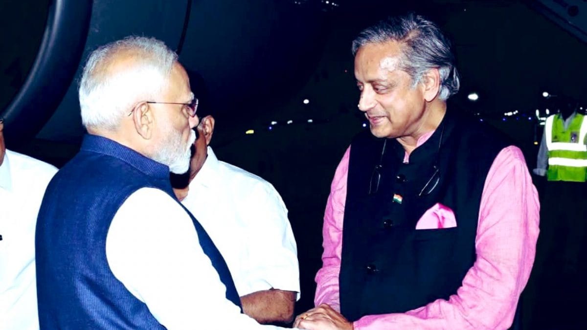 शशि टारुर पीएम मोदी को “समय पर” पाने का प्रबंधन करता है, डेलिक में झटके लेता है
