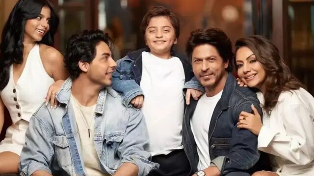 The photograph  features Shah Rukh Khan, Suhana Khan, Aryan Khan, Gauri Khan and AbRam Khan.