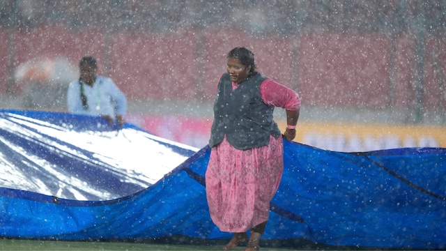 Ipl 2025, srh vs dc live score: rain stopped in hyderabad, super-soppers  come out - news18