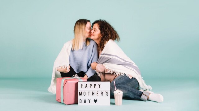 Whether it’s a serene retreat, a gourmet celebration, or a full-fledged mom-cation, here’s a curated round-up of the most luxurious and thoughtful Mother’s Day offerings.