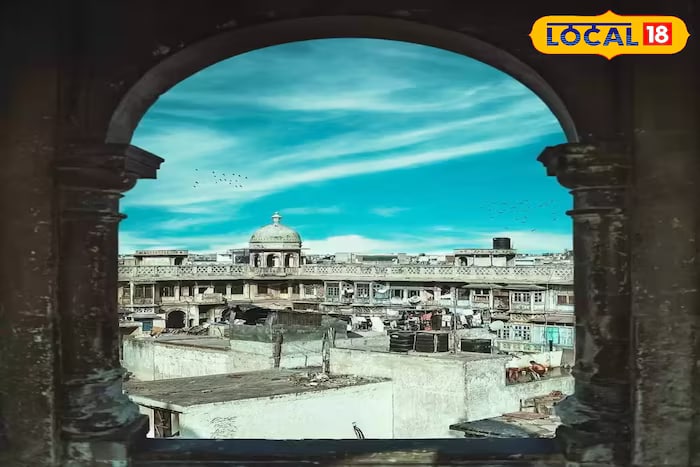Imam Gali: During the Mughal era, the ancestors of the royal Imam settled on this street. Over time, it was named Imam Gali, in honour of the Imam’s family. (Local18)