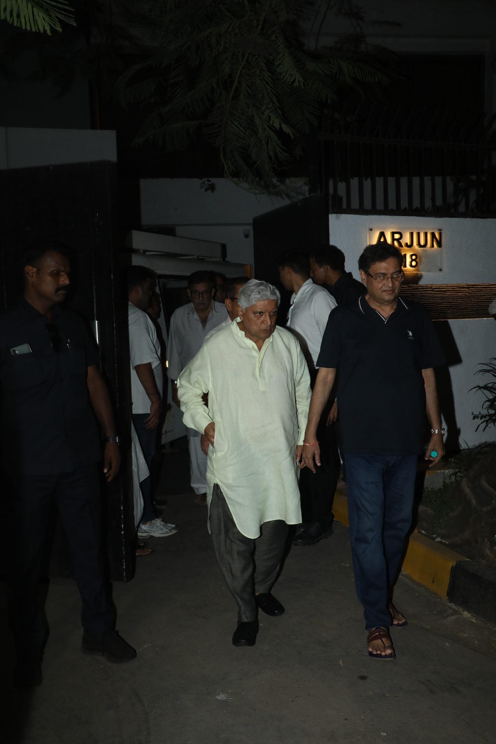 Veteran lyricist Javed Akhtar was among the first to arrive at Kapoor’s residence to pay his last respects. (Image: Viral Bhayani) Veteran lyricist Javed Akhtar was among the first to arrive at Kapoor’s residence to pay his last respects. (Image: Viral Bhayani)