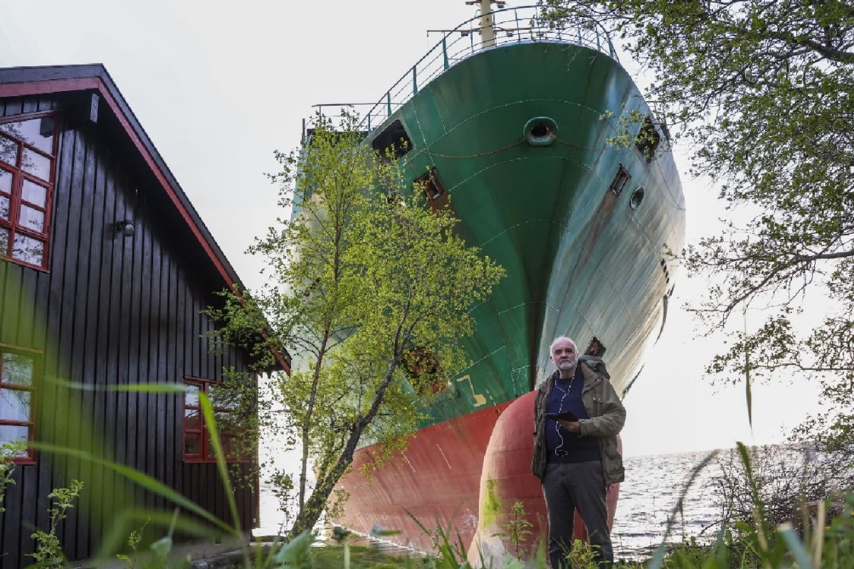 Sleepy Sailor Grounds Cargo Ship Near Norway Man’s Home Who Slept Through It | Video