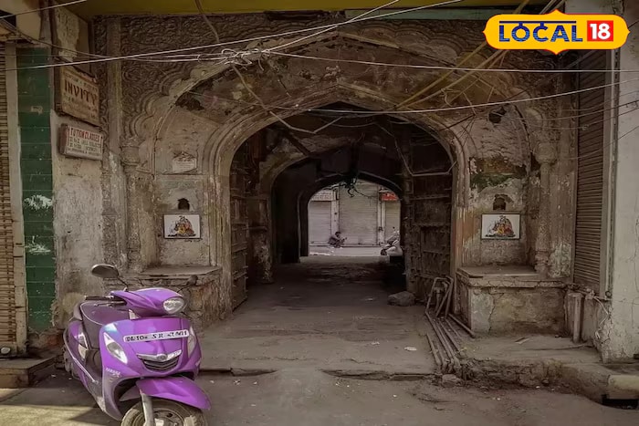 Kallu Gali: This street is believed to be named after a notorious thug named Kallu. According to local resident Jamal Ahmed, Kallu used to terrorise the neighbourhood, earning the street its infamous name. (Local18)