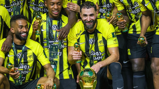 Karim Benzema and his teammates pose with the championship trophy. (AFP Photo)