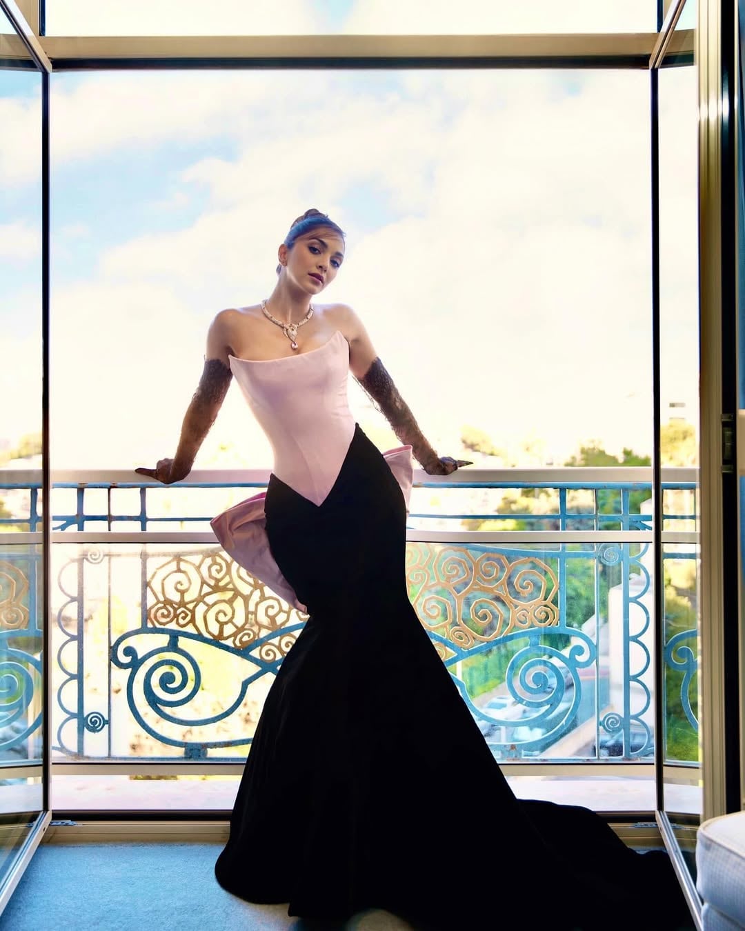 Elle a tourné la tête à un dîner pour une femme au cinéma de la Fondation Seafilm Red Sea dans une robe de corset rose et noire frappante avec un arc dramatique sur son dos. Elle était décorée de gants en dentelle noire et de collier. (Image: Instagram) Elle a tourné la tête à un dîner pour une femme au cinéma de la Fondation Seafilm Red Sea dans une robe de corset rose et noire frappante avec un arc dramatique sur son dos. Elle était décorée de gants en dentelle noire et de collier. (Image: Instagram)