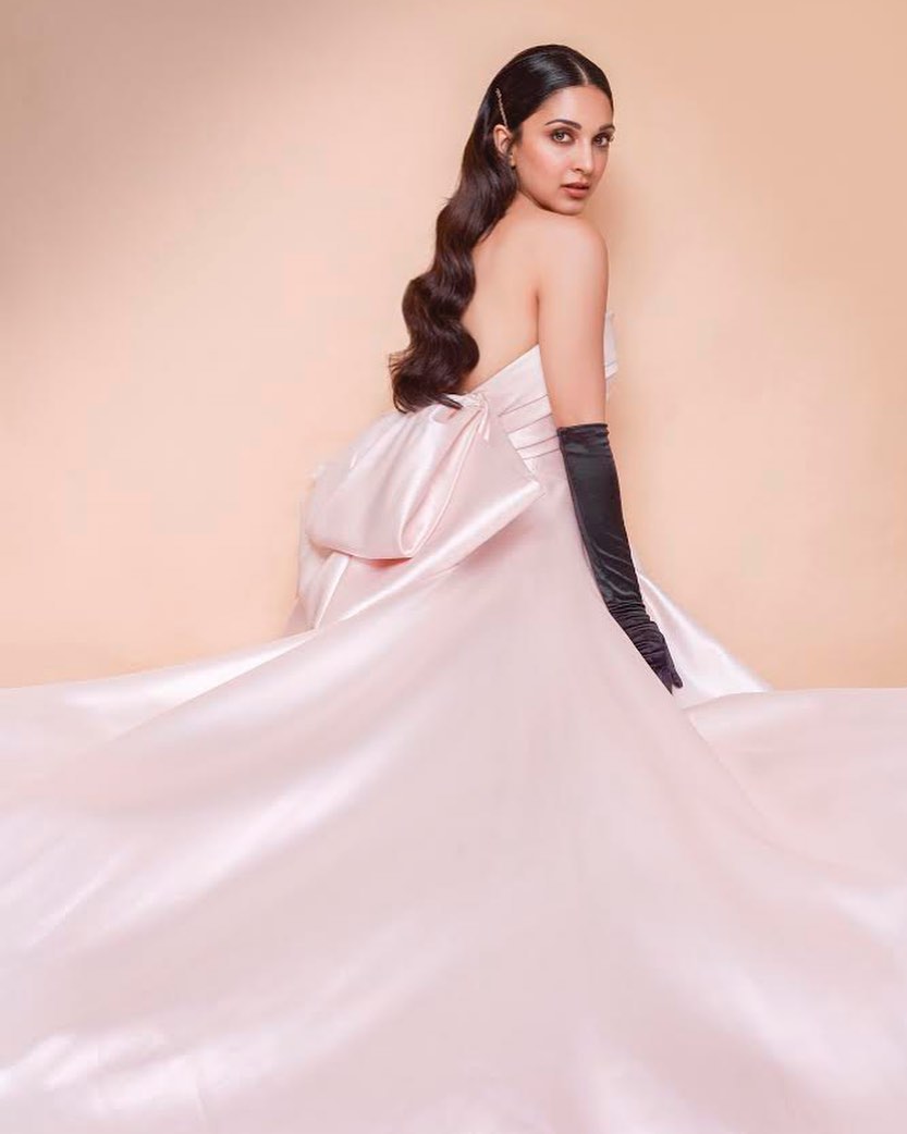 Elle a été assassinée dans une robe rose en poudre par le designer italien Antonio Riva. Elle a amélioré son apparence avec des gants d'opéra et un bracelet en diamant. Elle avait des boucles douces et a suivi un look rose doux. (Image: Instagram) Elle a été assassinée dans une robe rose en poudre par le designer italien Antonio Riva. Elle a amélioré son apparence avec des gants d'opéra et un bracelet en diamant. Elle avait des boucles douces et a suivi un look rose doux. (Image: Instagram)