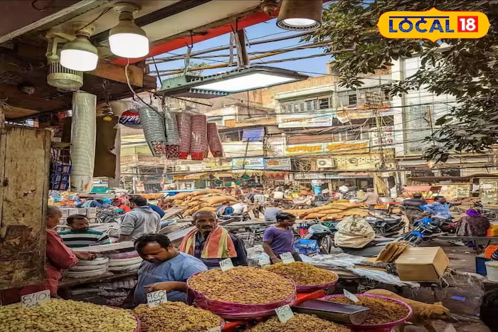 Masalchi Gali: This street was once home to the royal chefs of the Mughal court. Some descendants of these cooks still reside here, preserving their culinary heritage. Though the Mughal era has passed, the name Masalchi Gali lives on. (Local18)