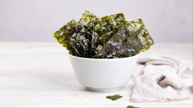 Seaweed snacks are low-calorie and rich in iodine and antioxidants.