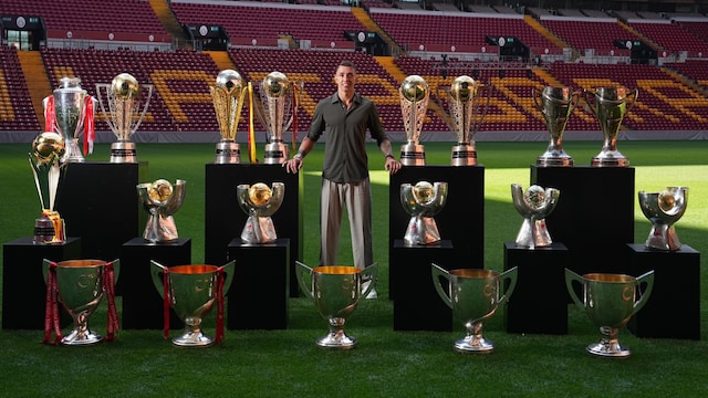 Fernando Muslera posing with all the trophies he won at Galatasaray (X)