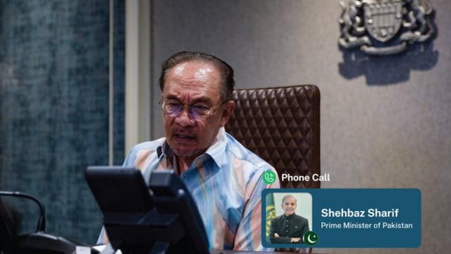 Malaysia PM held a telephonic conversation with Pak PM Shehbaz Sharif. 