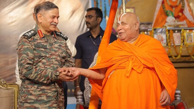Indian Army Chief General Upendra Dwivedi arrived at Shri Tulsi Peeth Chitrakoot Dham with Jagadguru Swami Rambhadracharya (X/@JagadguruJi)