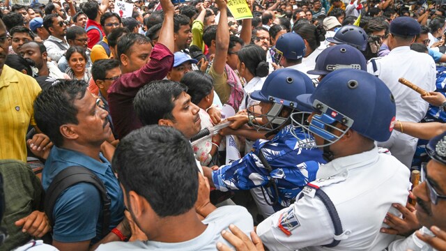 कोलकाता में प्रदर्शन के दौरान बर्खास्त बंगाल शिक्षकों की पुलिस से झड़प | वीडियो | भारत समाचार - News18