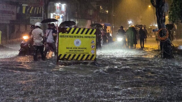 Commuters wade done  a waterlogged roadworthy  amid rains astatine  Nagardas Road successful  Mumbai (File)