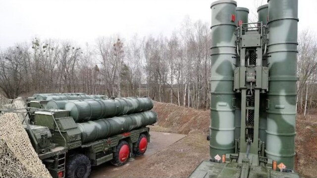 Called ‘Sudarshan Chakra’ by the Indian military, the S-400 is made in Russia and can track targets up to 600 km and intercept them at distances of up to 400 km. (Photo: Reuters)