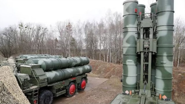 Called ‘Sudarshan Chakra’ by the Indian military, the S-400 is made in Russia and can track targets up to 600 km and intercept them at distances of up to 400 km. (Photo: Reuters)