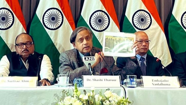 X/ Shashi Tharoor)