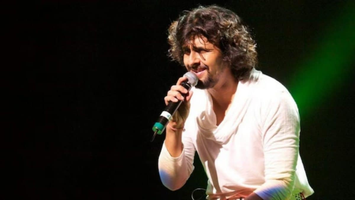 Sonu Nigam Remains Unfazed By FIR Over Hurtful Remarks, Continues Work Promotions Sonu Nigam Remains Unfazed By FIR Over Hurtful Remarks, Continues Work Promotions
